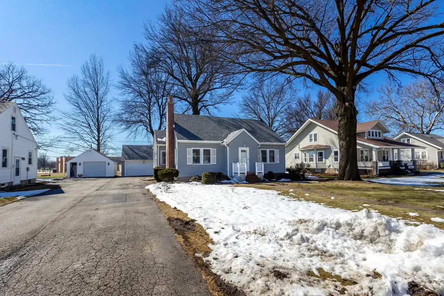 317 W Le Claire Road, Eldridge, IA 52748 - #2