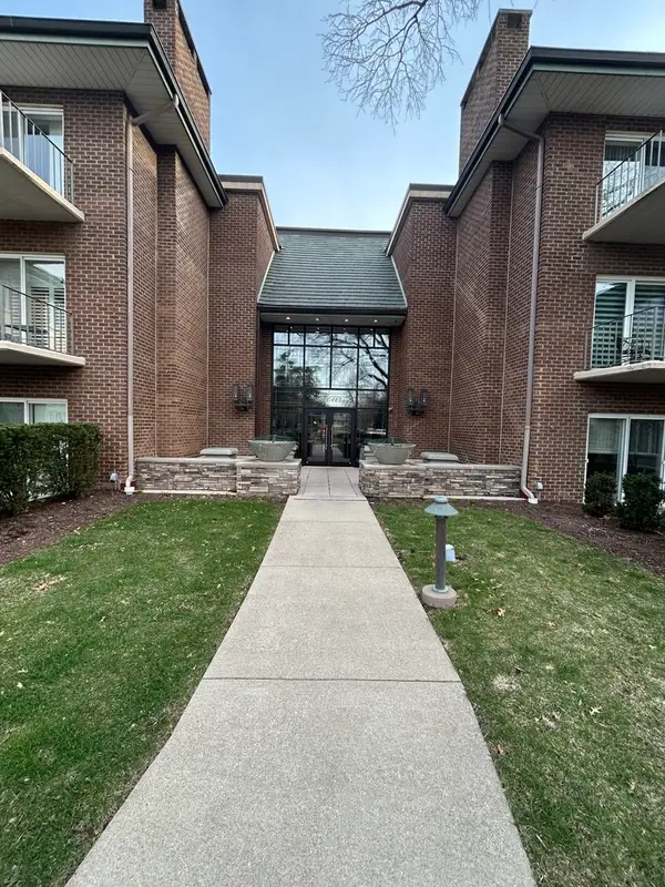4 Oak Brook Club Drive #G205, Oak Brook, IL 60523