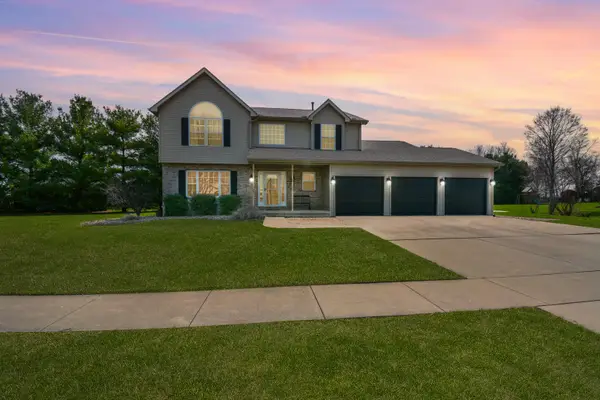 104 Hunter Court, Hudson, IL 61748