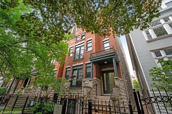 853 W Roscoe Street #1, Chicago, IL 60657