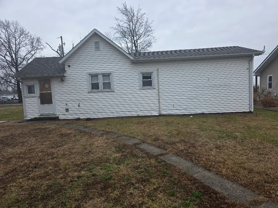 307 S Poplar Street, Farina, IL 62838 - #3