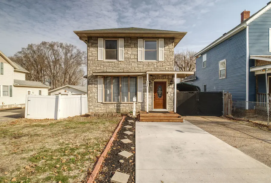 726 10th Avenue S, Clinton, IA 52732 - #2