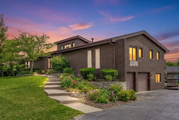 8405 Carriage Green Drive, Darien, IL 60561