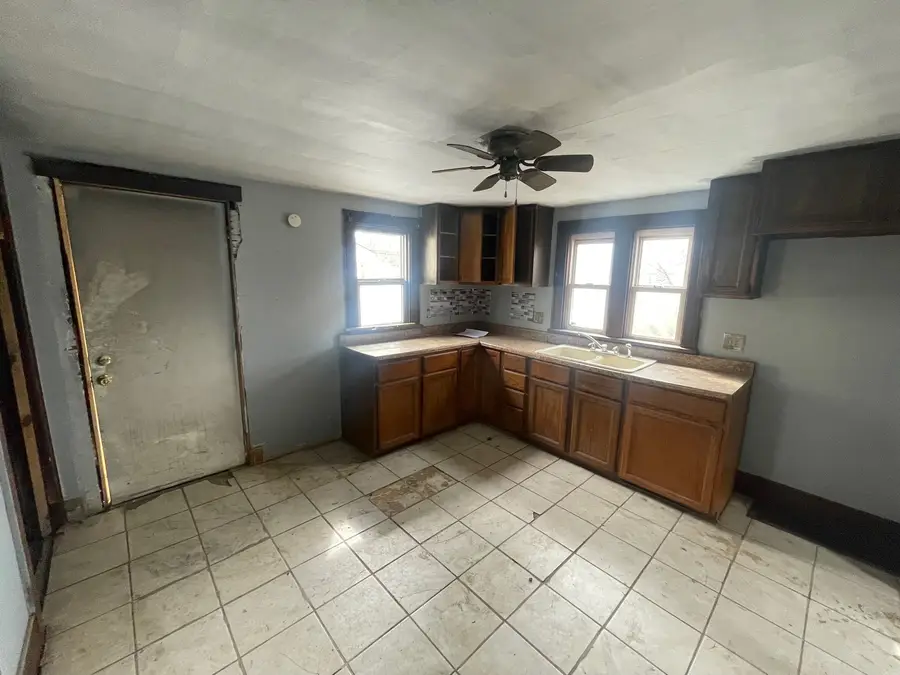 261 N 6th Avenue, Kankakee, IL 60901 - #3