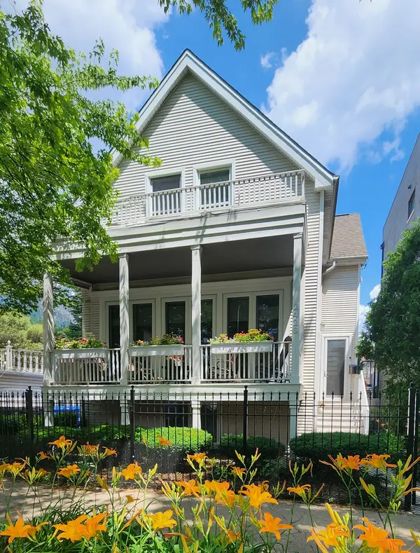 2426 W Lyndale Street, Chicago, IL 60647