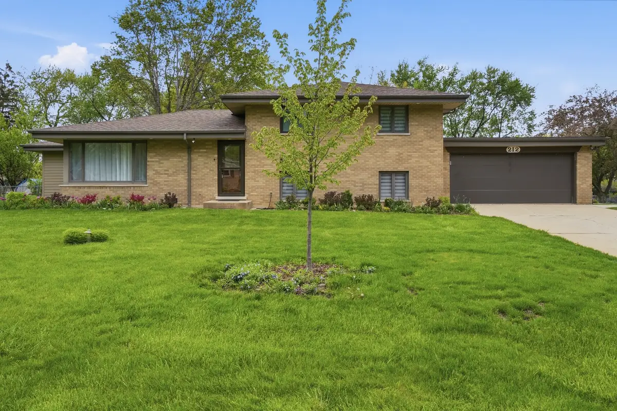 212 E Monterey Avenue, Schaumburg, IL 60193 - #1