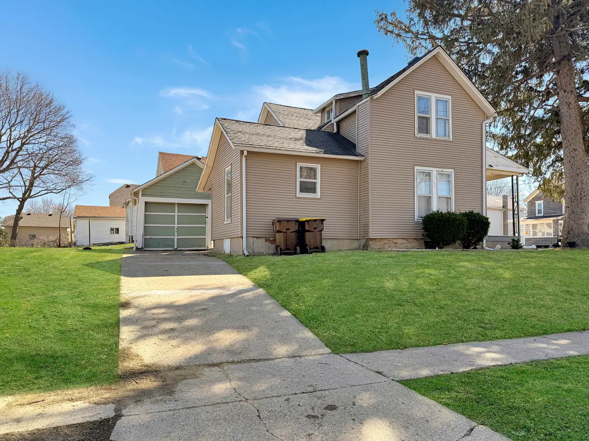 430 W American Street, Freeport, IL 61032 - #1