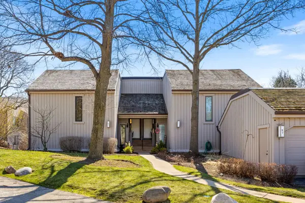 97 W Thornhill Lane #A, Lake Barrington, IL 60010