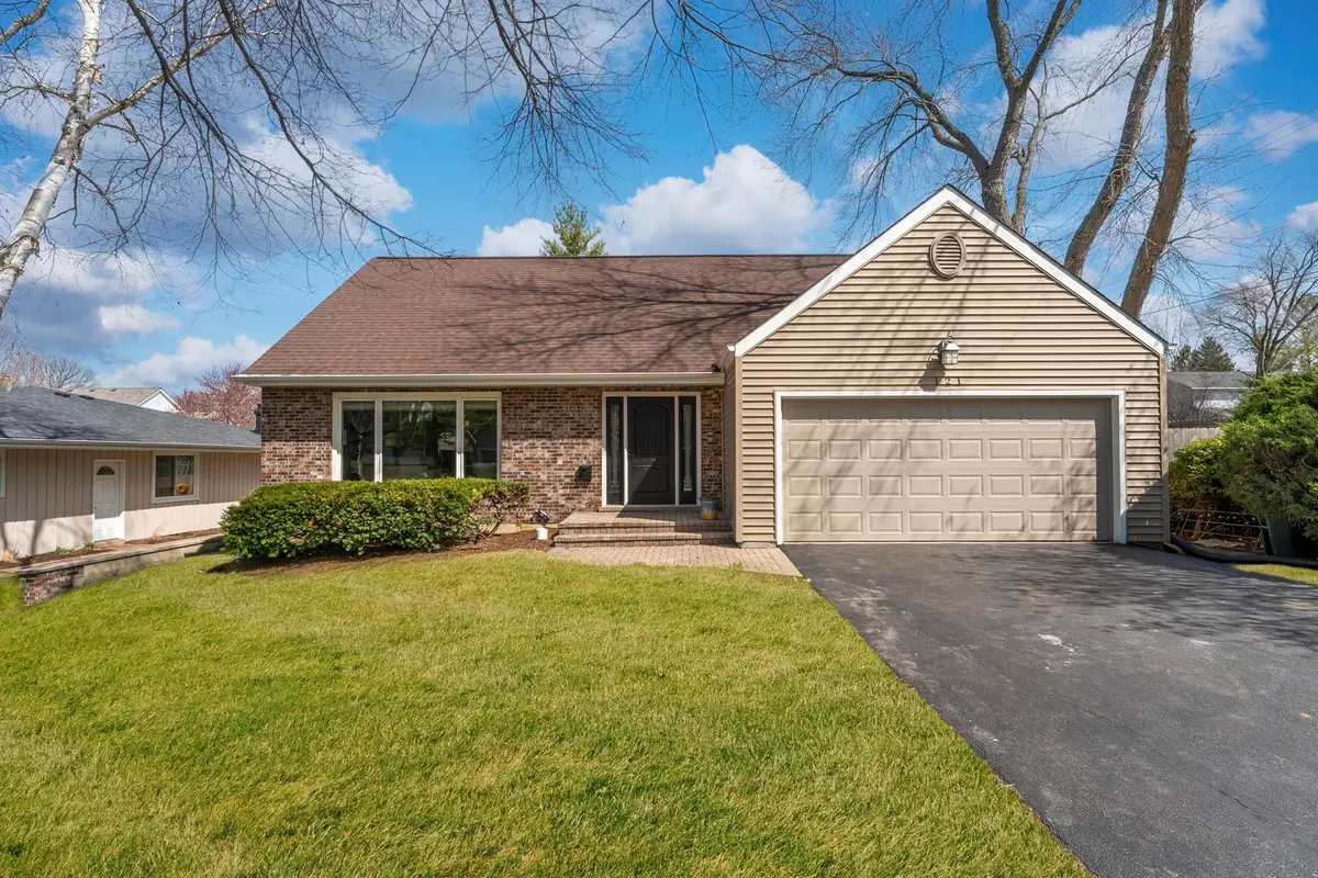 121 N Glendale Avenue, Barrington, IL 60010 - #1