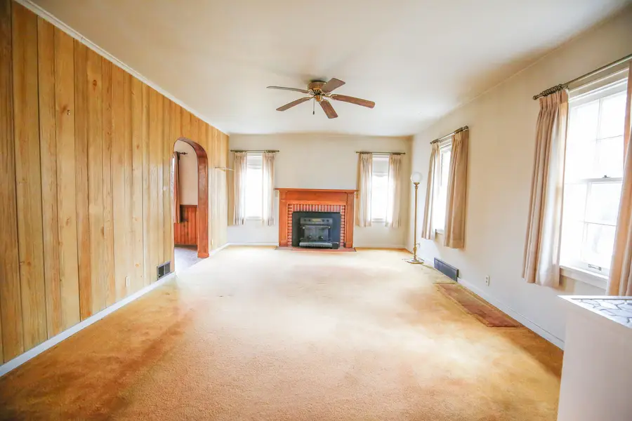 422 N Hennepin Avenue, Dixon, IL 61021 - #3