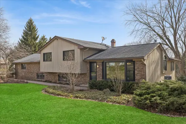 220 N Shannon Drive, Woodstock, IL 60098