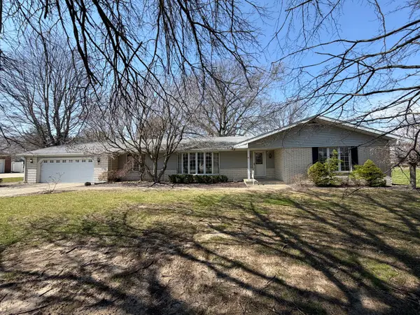 24 S Country Club Road, Mattoon, IL 61938