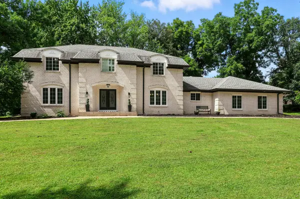 26 Briarwood Lane, Bettendorf, IA 52722