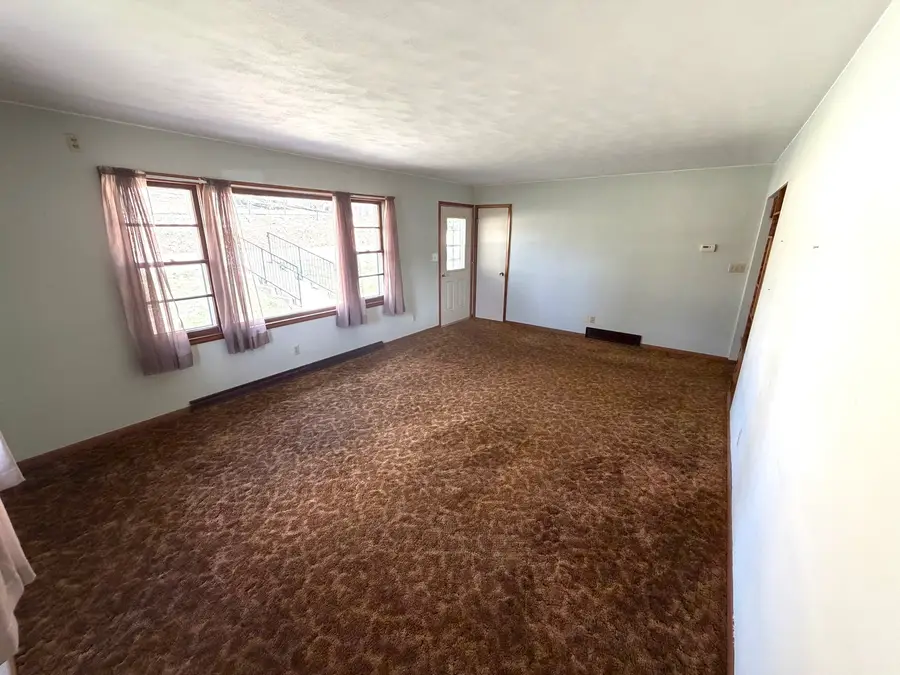 123 32nd Avenue N, Clinton, IA 52732 - #2