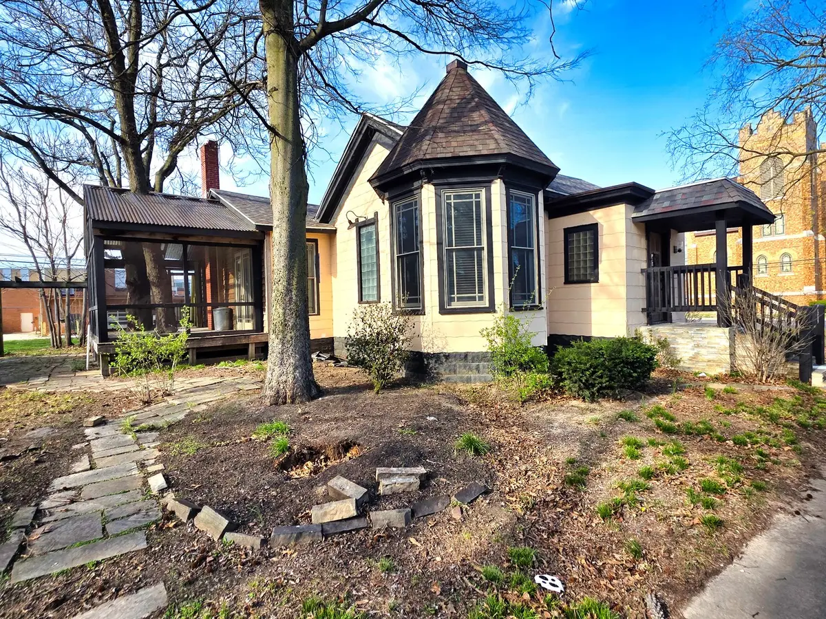 102 W 3rd Street, Flora, IL 62839 - #1