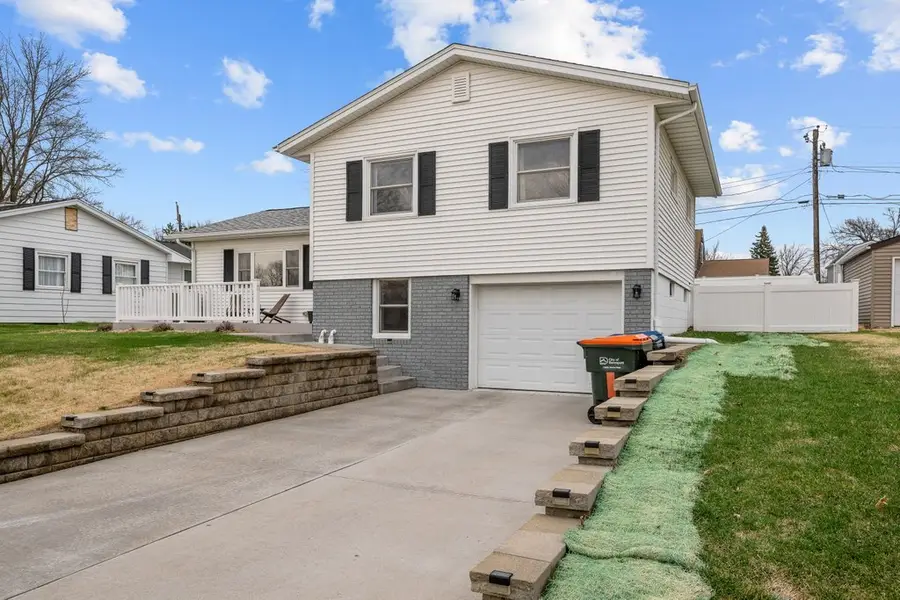 2225 Hillandale Road, Davenport, IA 52804 - #2