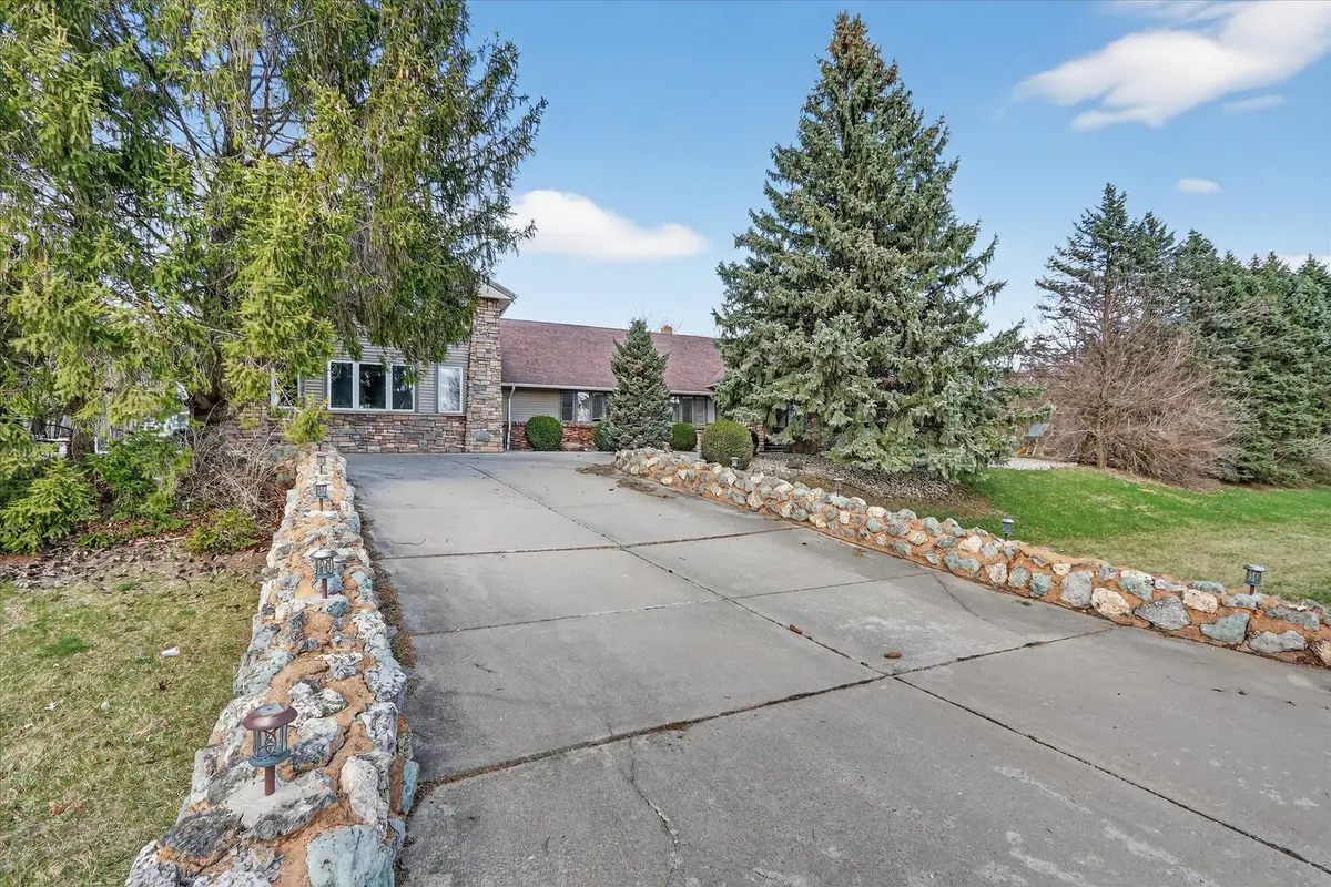 5992 Palisades Parkway, Rockford, IL 61109 - #1