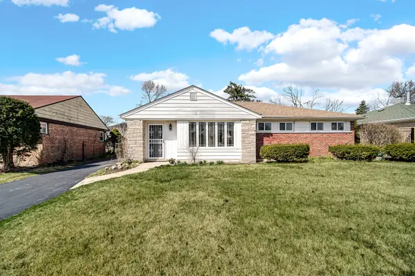 942 W Villa Drive, Des Plaines, IL 60016