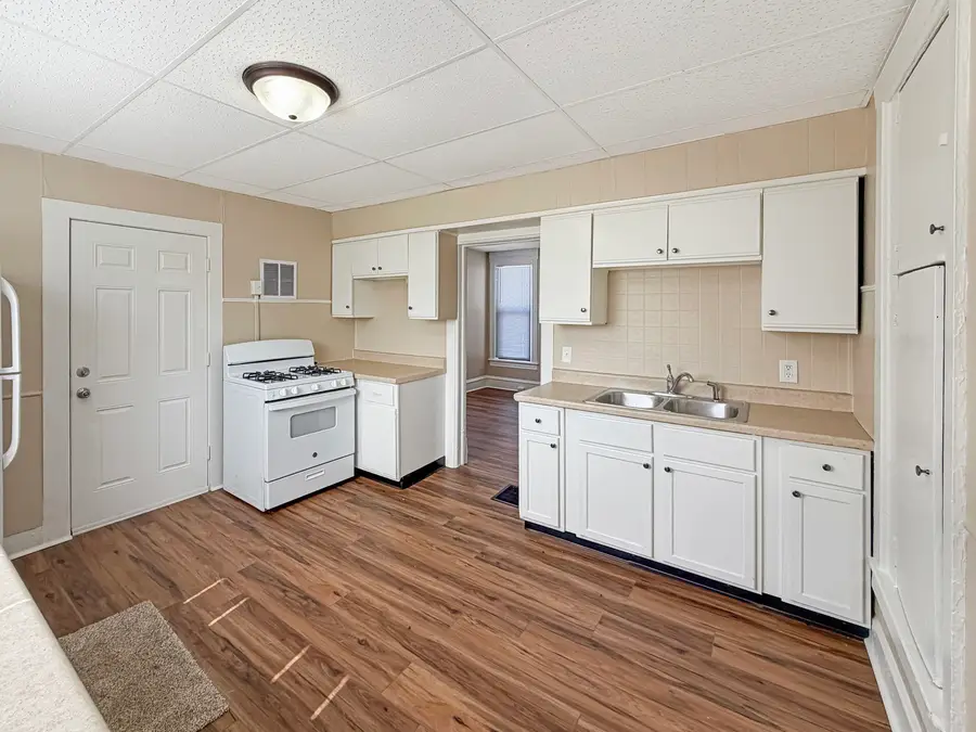 407 E Winneshiek Street, Freeport, IL 61032 - #3