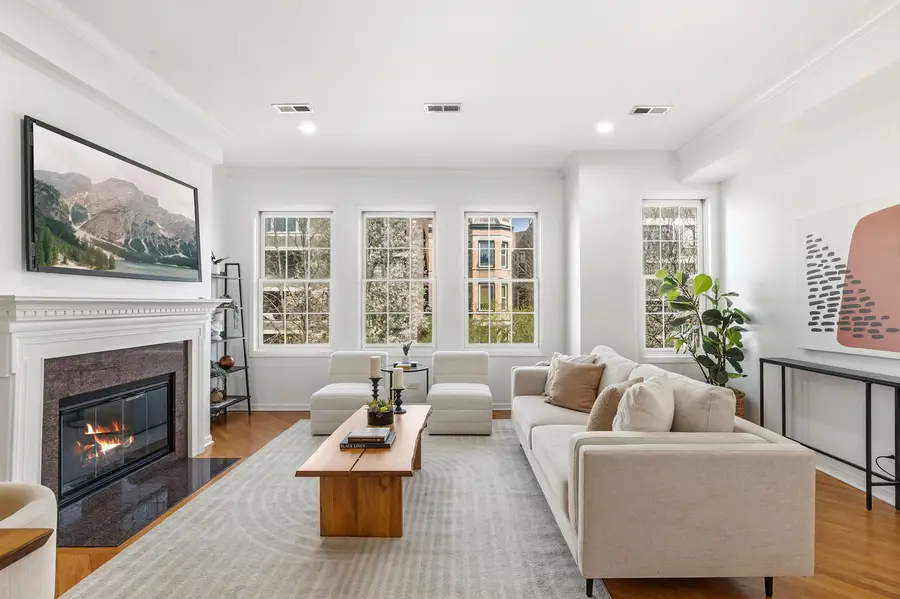 909 W Roscoe Street #2, Chicago, IL 60657 - #2