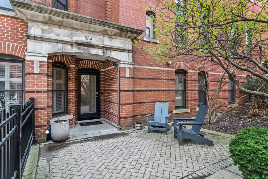 909 W Village Court, Chicago, IL 60608 - #2