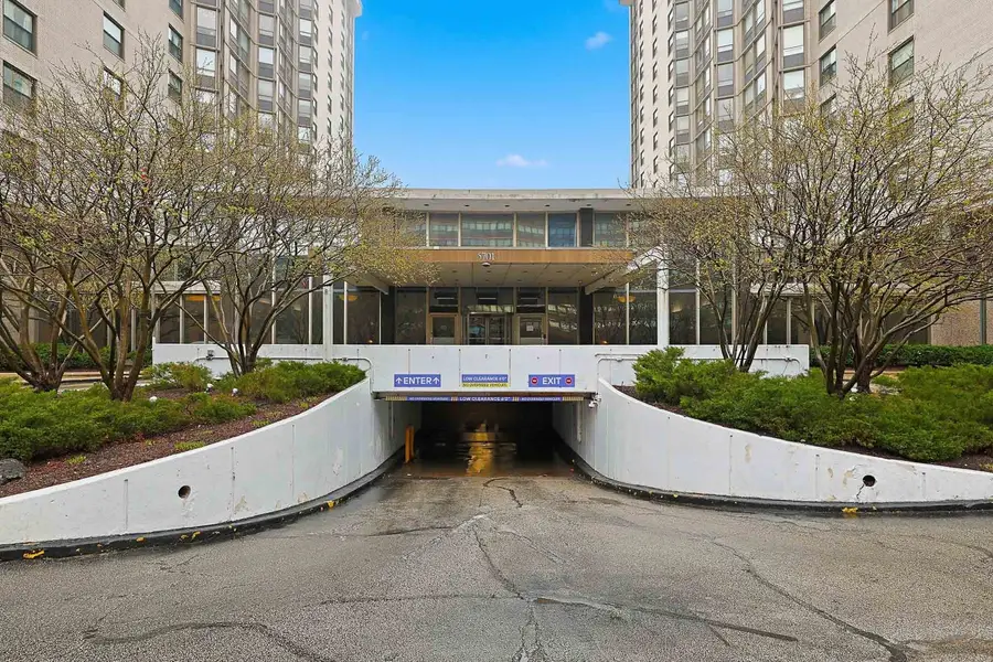 5701 N Sheridan Road #3E, Chicago, IL 60660 - #2