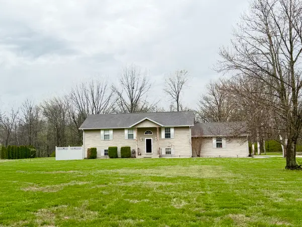 658 Deerfield Road, Walnut Hill, IL 62893