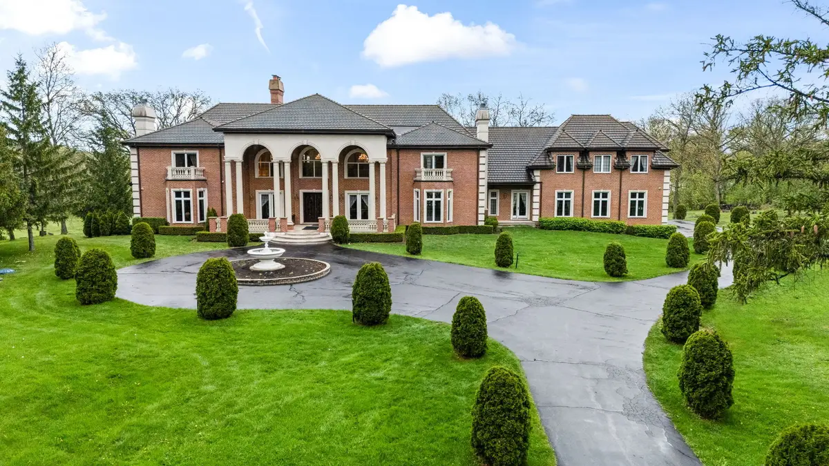 27147 N Chevy Chase Road, Mundelein, IL 60060 - #1