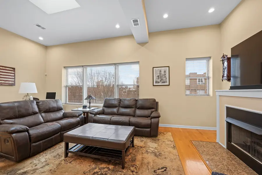 829 W Lawrence Avenue #3, Chicago, IL 60640 - #2