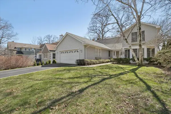 209 E Washington Avenue, Lake Bluff, IL 60044