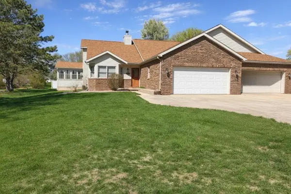 8627 Oakmont Road, Bloomington, IL 61705