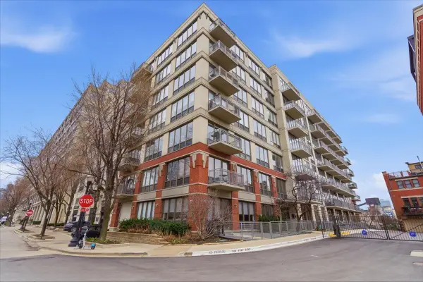 1000 N Kingsbury Street #104, Chicago, IL 60610