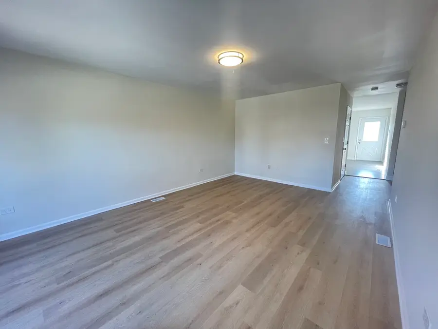 8312 S Phillips Avenue, Chicago, IL 60617 - #3