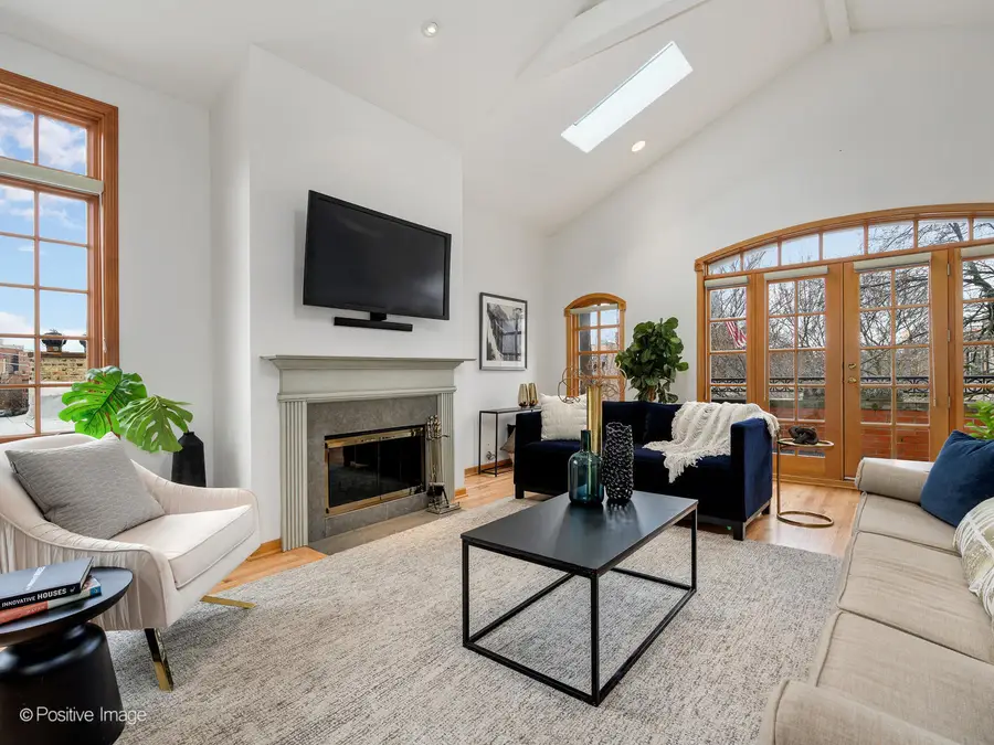 816 W Oakdale Avenue #3, Chicago, IL 60657 - #3