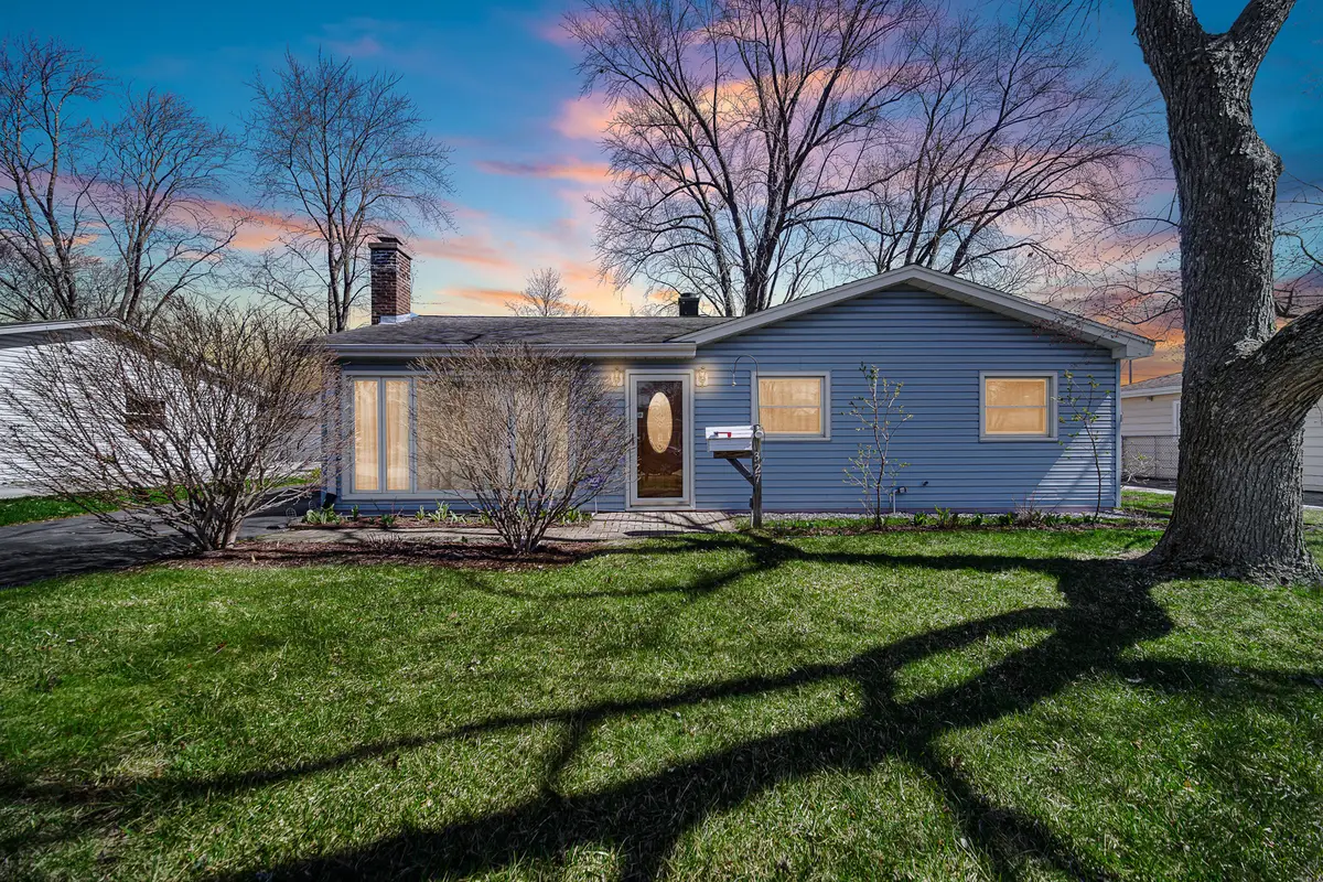 327 N Pershing Avenue, Mundelein, IL 60060 - #1