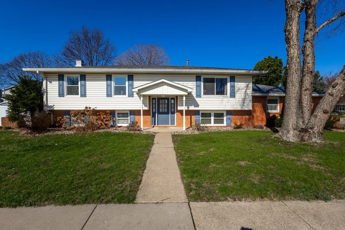 3960 N Tam-o-shanter Drive, Bettendorf, IA 52722 - #1