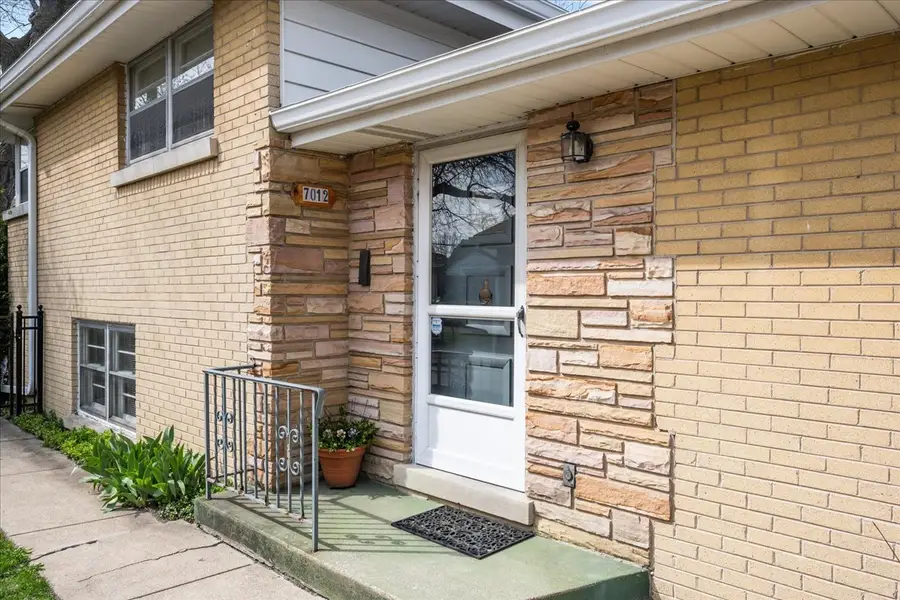 7012 N Kenton Avenue, Lincolnwood, IL 60712 - #2