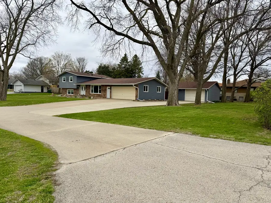 702 S Grant Street, Clinton, IL 61727 - #3