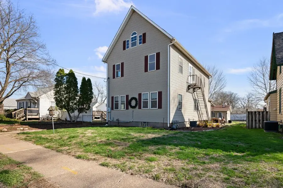 621 S Birchwood Avenue, Davenport, IA 52802 - #2