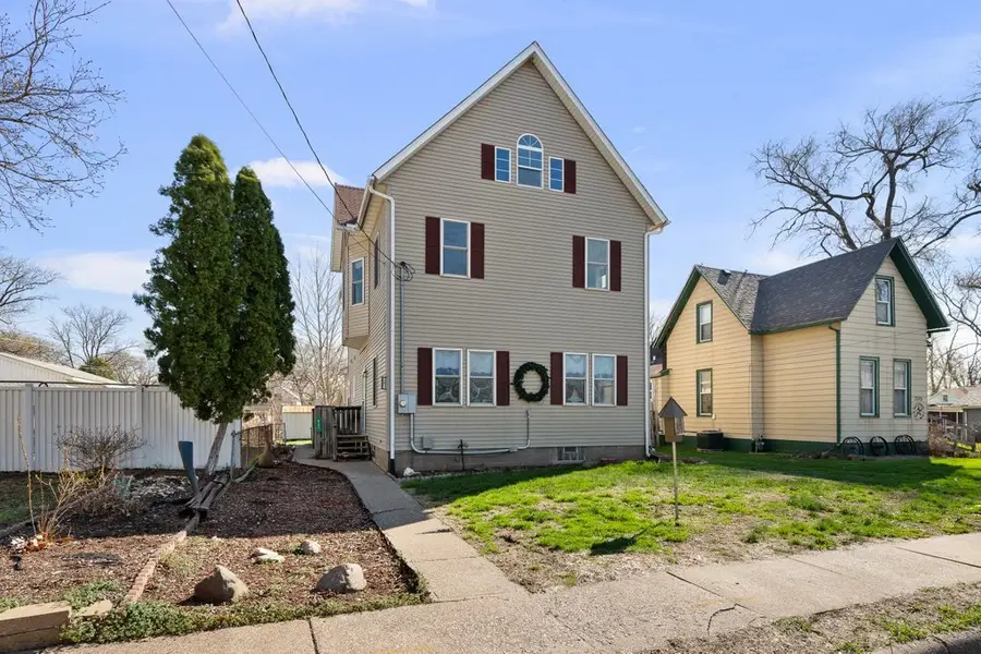 621 S Birchwood Avenue, Davenport, IA 52802 - #3