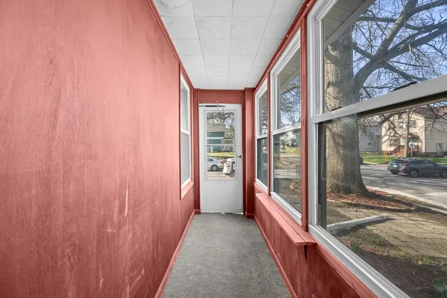 402 E Pleasant Street, Davenport, IA 52803 - #2