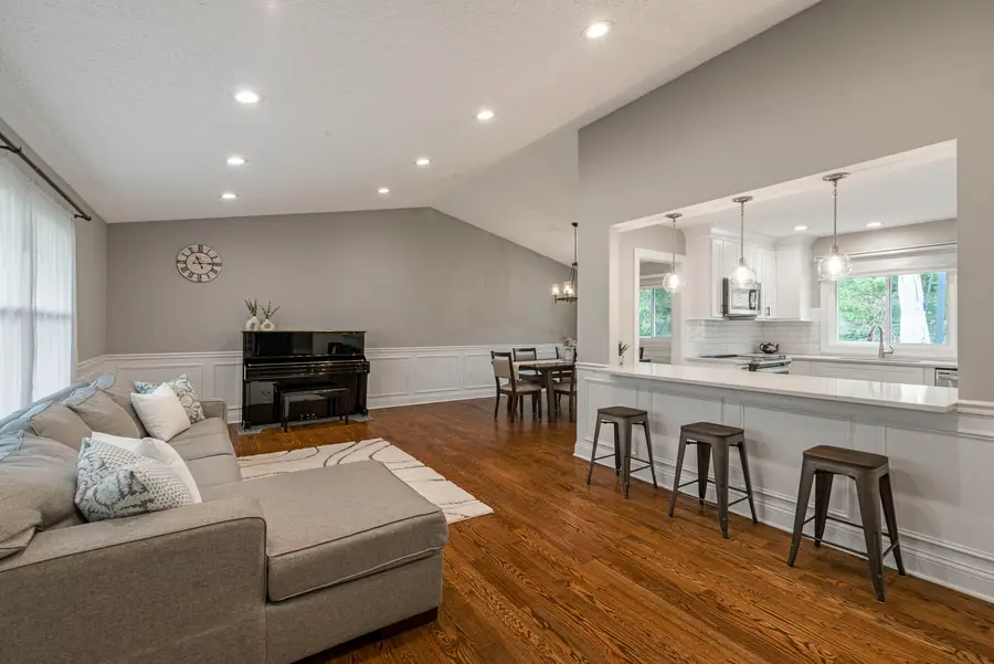 1890 Shorewood Drive W, Hoffman Estates, IL 60192 - #3