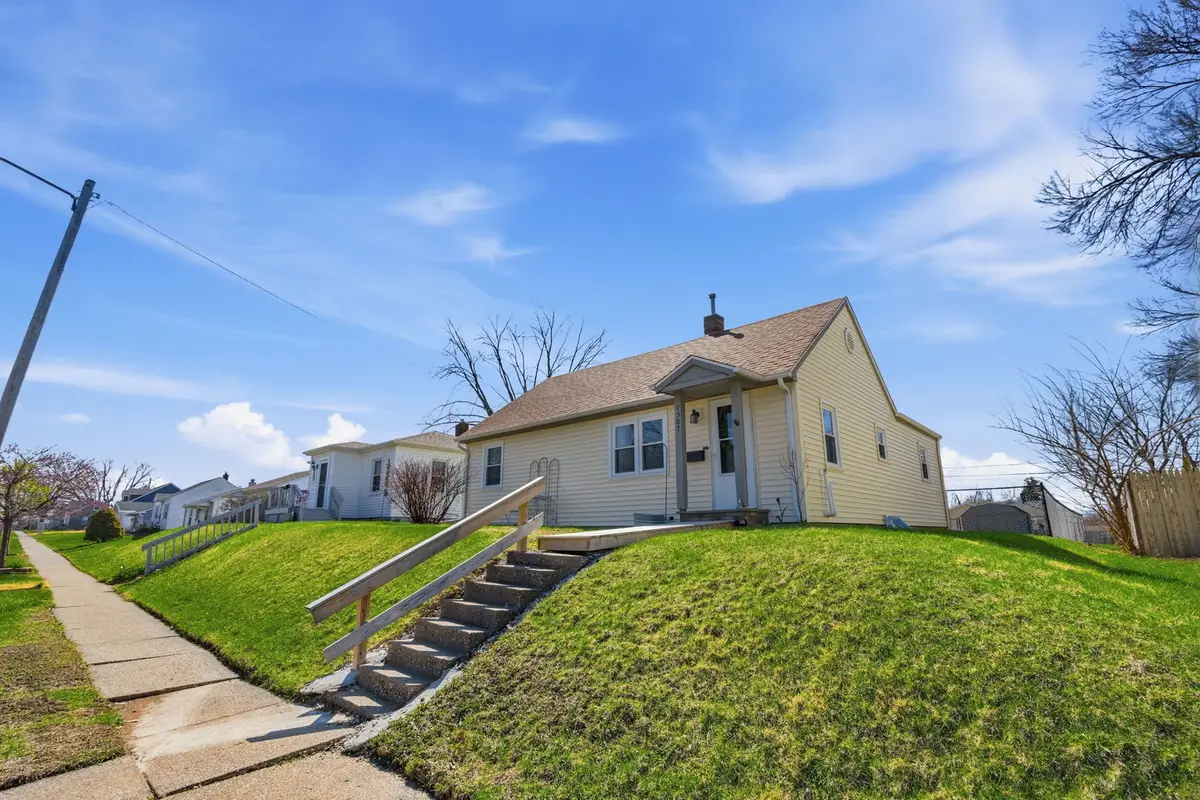 1507 W 38th Street, Davenport, IA 52806 - #1