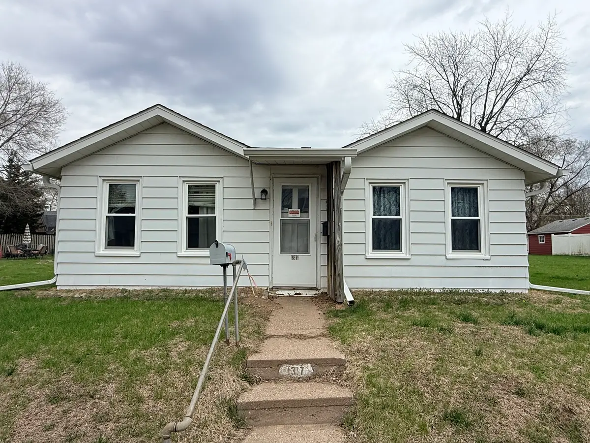1317 S Nevada Avenue, Davenport, IA 52802 - #1
