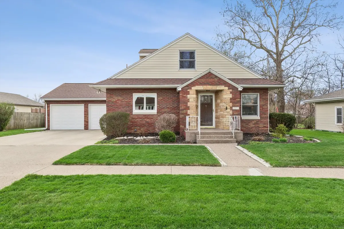 213 8th Avenue, Dewitt, IA 52742 - #1