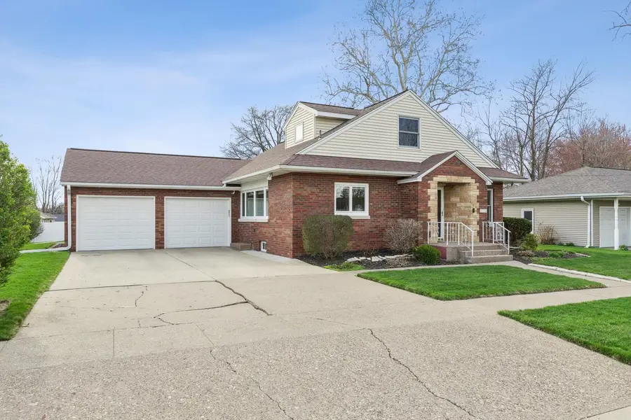 213 8th Avenue, Dewitt, IA 52742 - #2