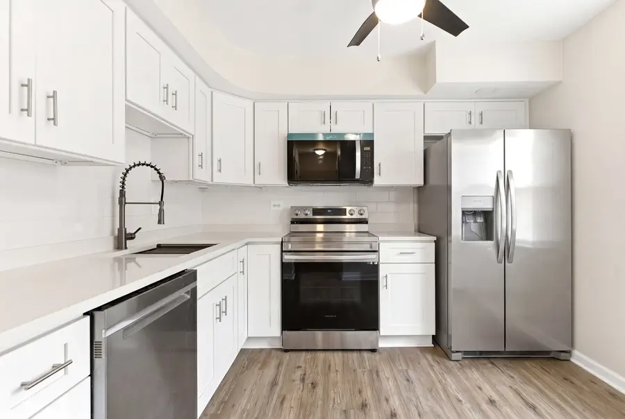 614 S Milwaukee Avenue #E, Libertyville, IL 60048 - #2