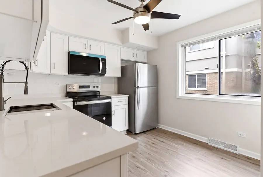 614 S Milwaukee Avenue #E, Libertyville, IL 60048 - #3