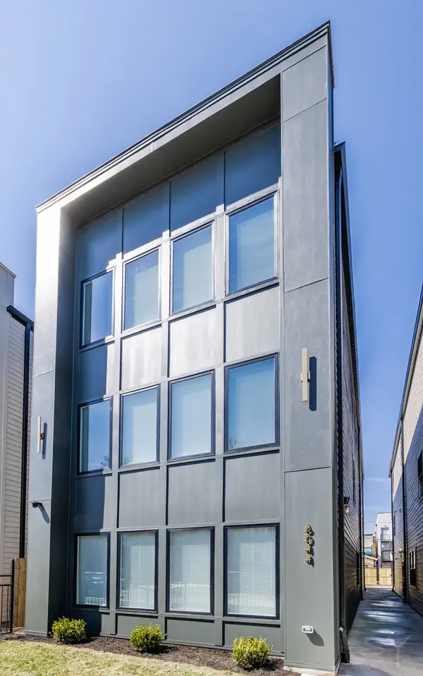 6044 S Eberhart Avenue, Chicago, IL 60637