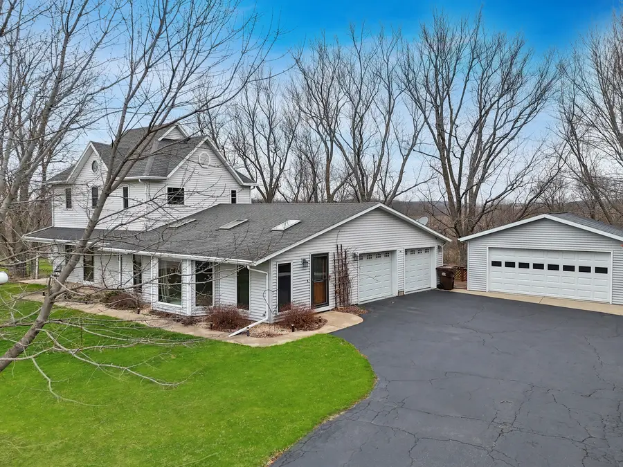 2472 W Red Oak Road, Freeport, IL 61032 - #2